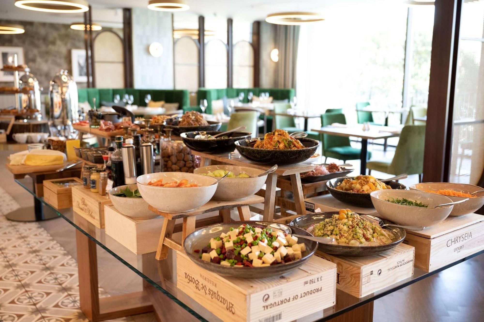 Boeira Garden Hotel Porto Gaia, Curio Collection By Hilton Vila Nova de Gaia Esterno foto Buffet at the restaurant