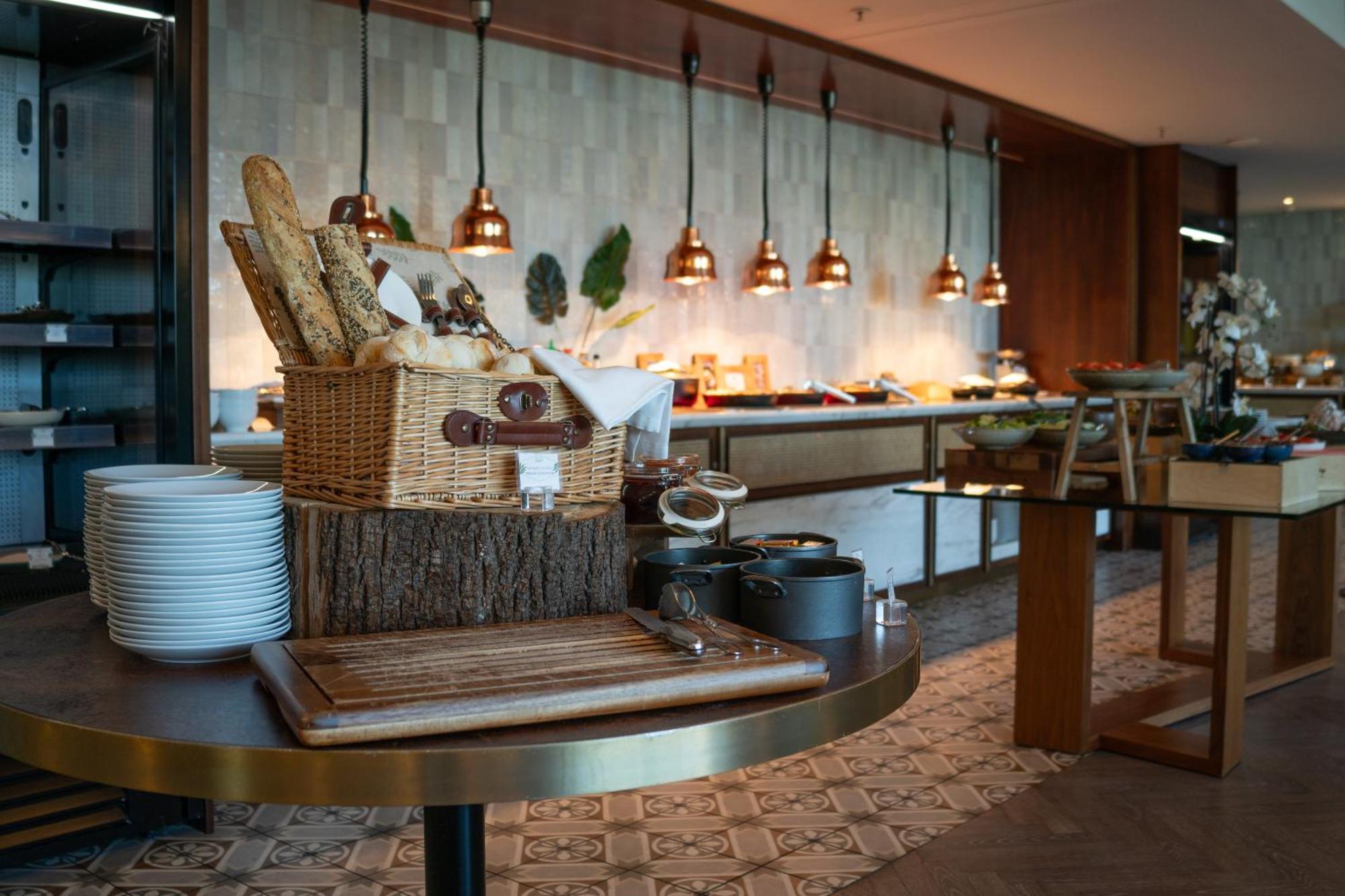 Boeira Garden Hotel Porto Gaia, Curio Collection By Hilton Vila Nova de Gaia Esterno foto The buffet at the lounge