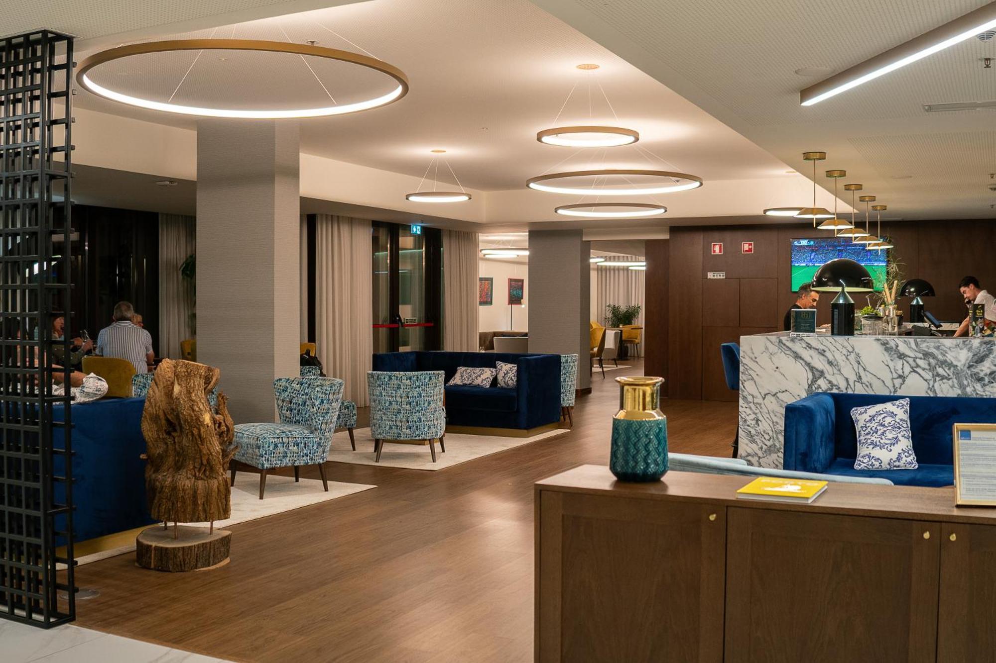 Boeira Garden Hotel Porto Gaia, Curio Collection By Hilton Vila Nova de Gaia Esterno foto The lobby of the hotel