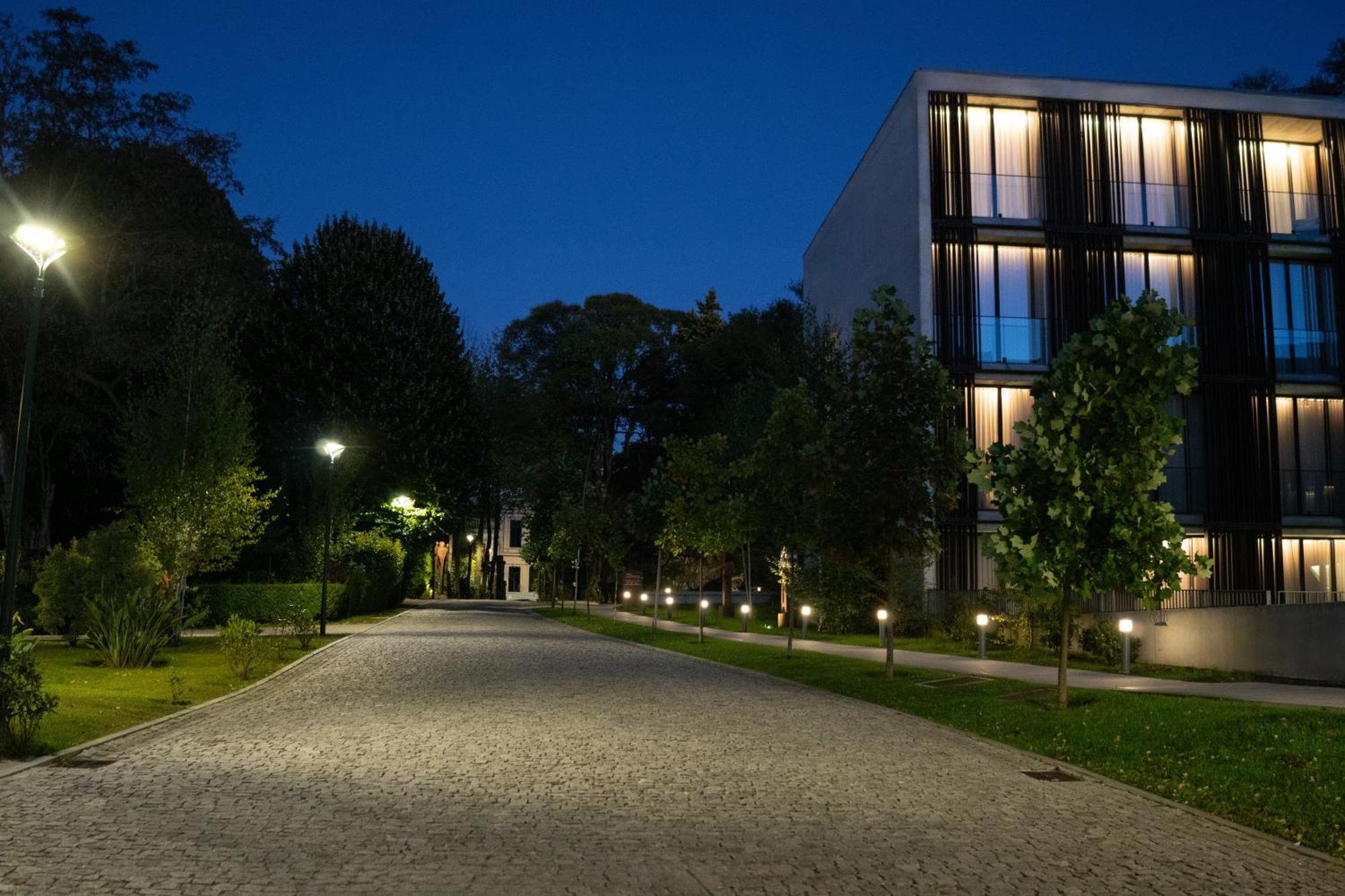 Boeira Garden Hotel Porto Gaia, Curio Collection By Hilton Vila Nova de Gaia Esterno foto The campus at night