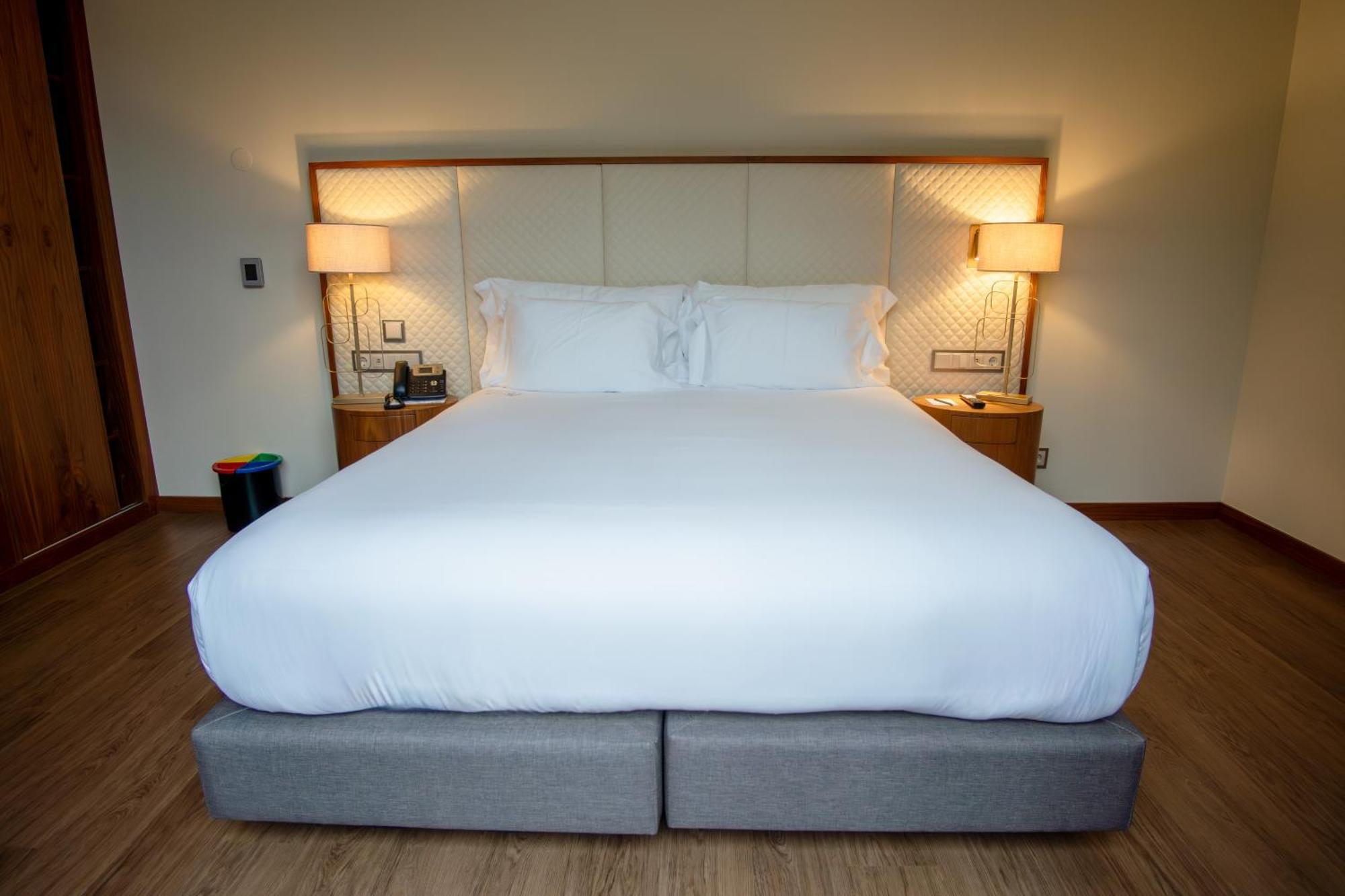 Boeira Garden Hotel Porto Gaia, Curio Collection By Hilton Vila Nova de Gaia Esterno foto A king bed