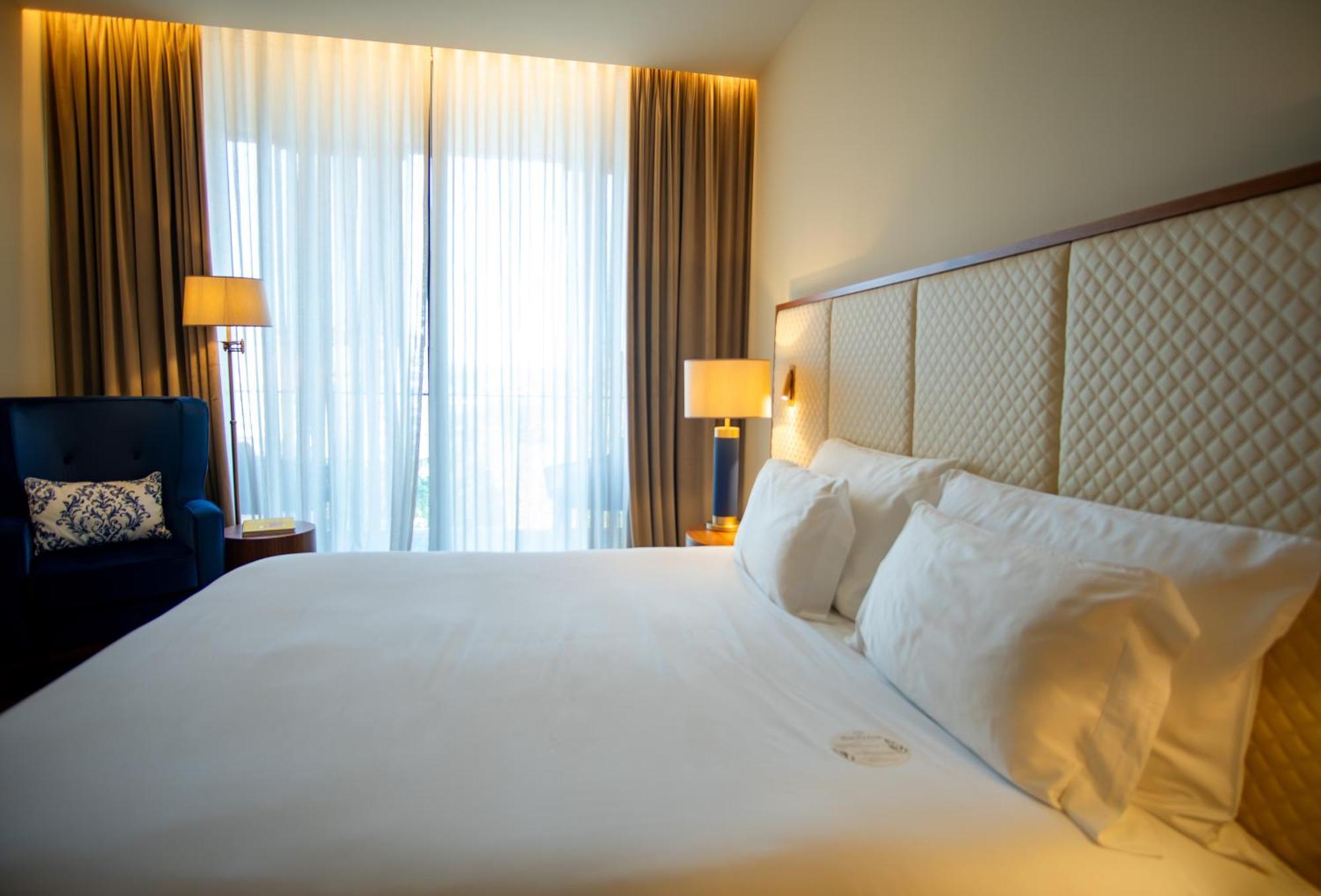 Boeira Garden Hotel Porto Gaia, Curio Collection By Hilton Vila Nova de Gaia Esterno foto A bedroom at the hotel