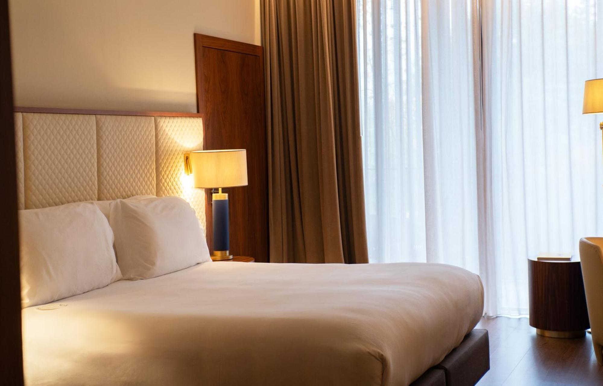 Boeira Garden Hotel Porto Gaia, Curio Collection By Hilton Vila Nova de Gaia Esterno foto A bedroom at the hotel