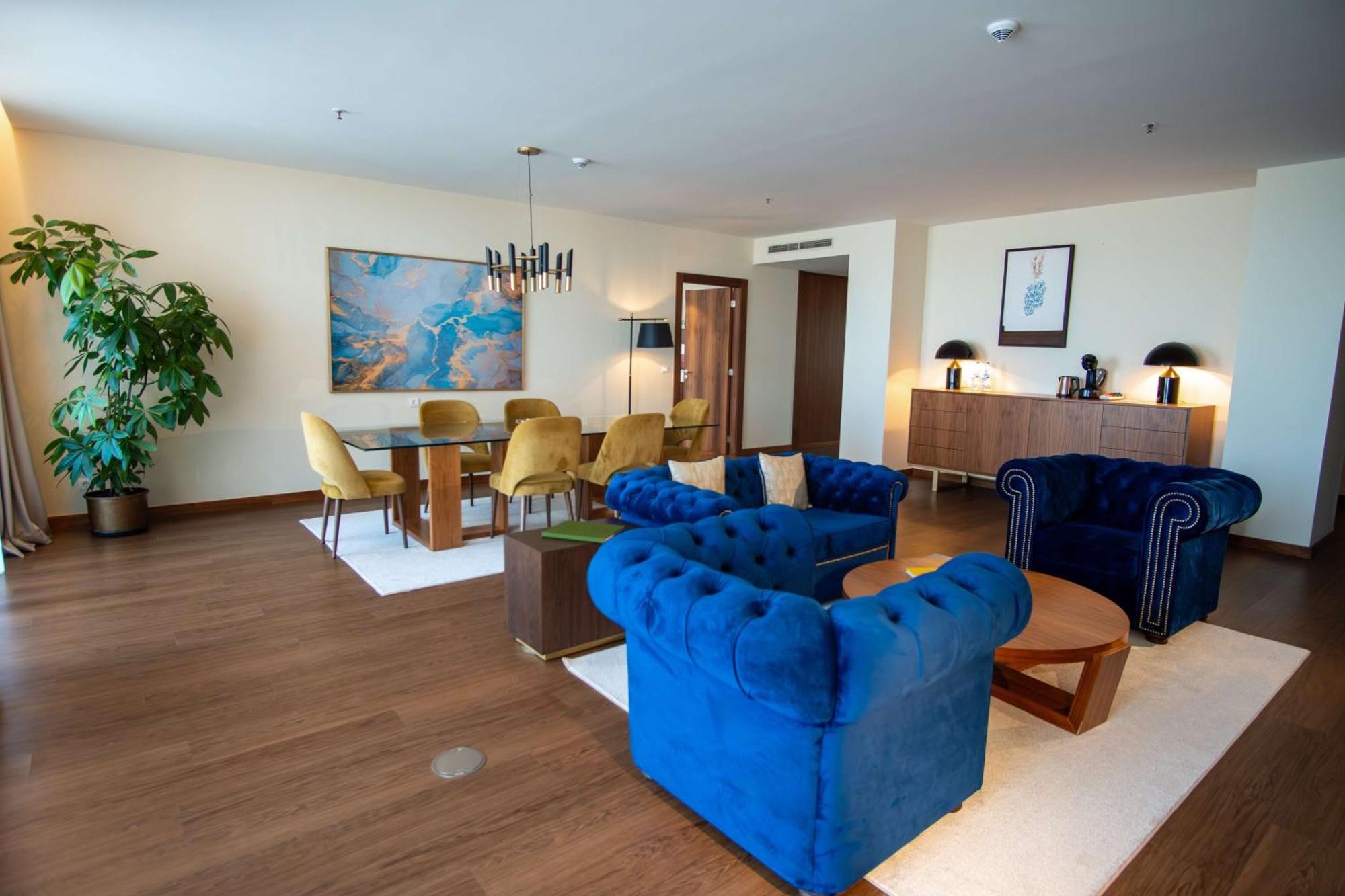 Boeira Garden Hotel Porto Gaia, Curio Collection By Hilton Vila Nova de Gaia Esterno foto A living room in a suite at the hotel