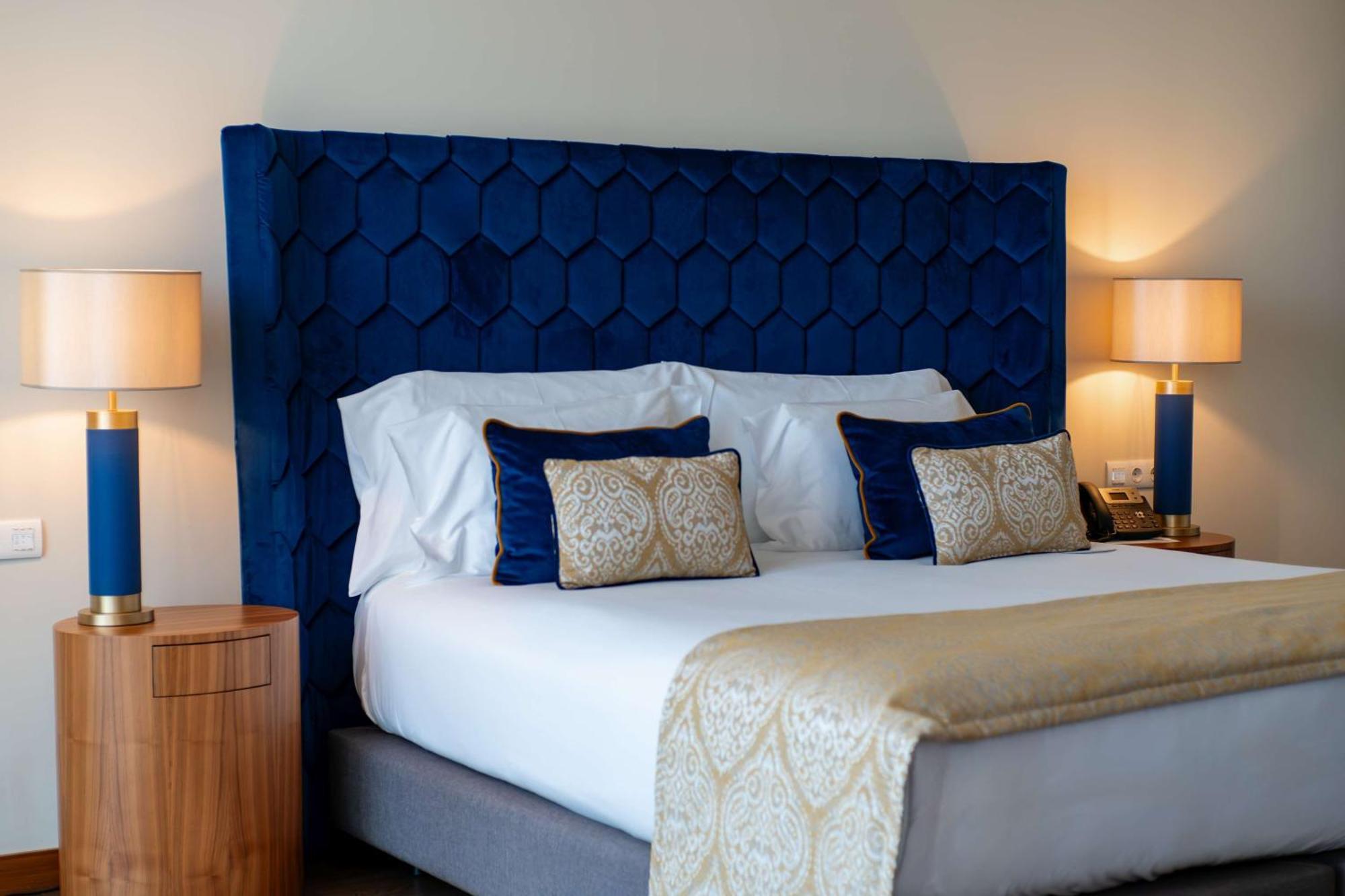 Boeira Garden Hotel Porto Gaia, Curio Collection By Hilton Vila Nova de Gaia Esterno foto A bed with a blue headboard